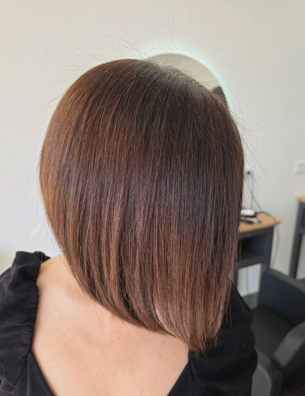 Carré droit brun lissé – coiffure professionnelle au salon à Savigny-sur-Orge
