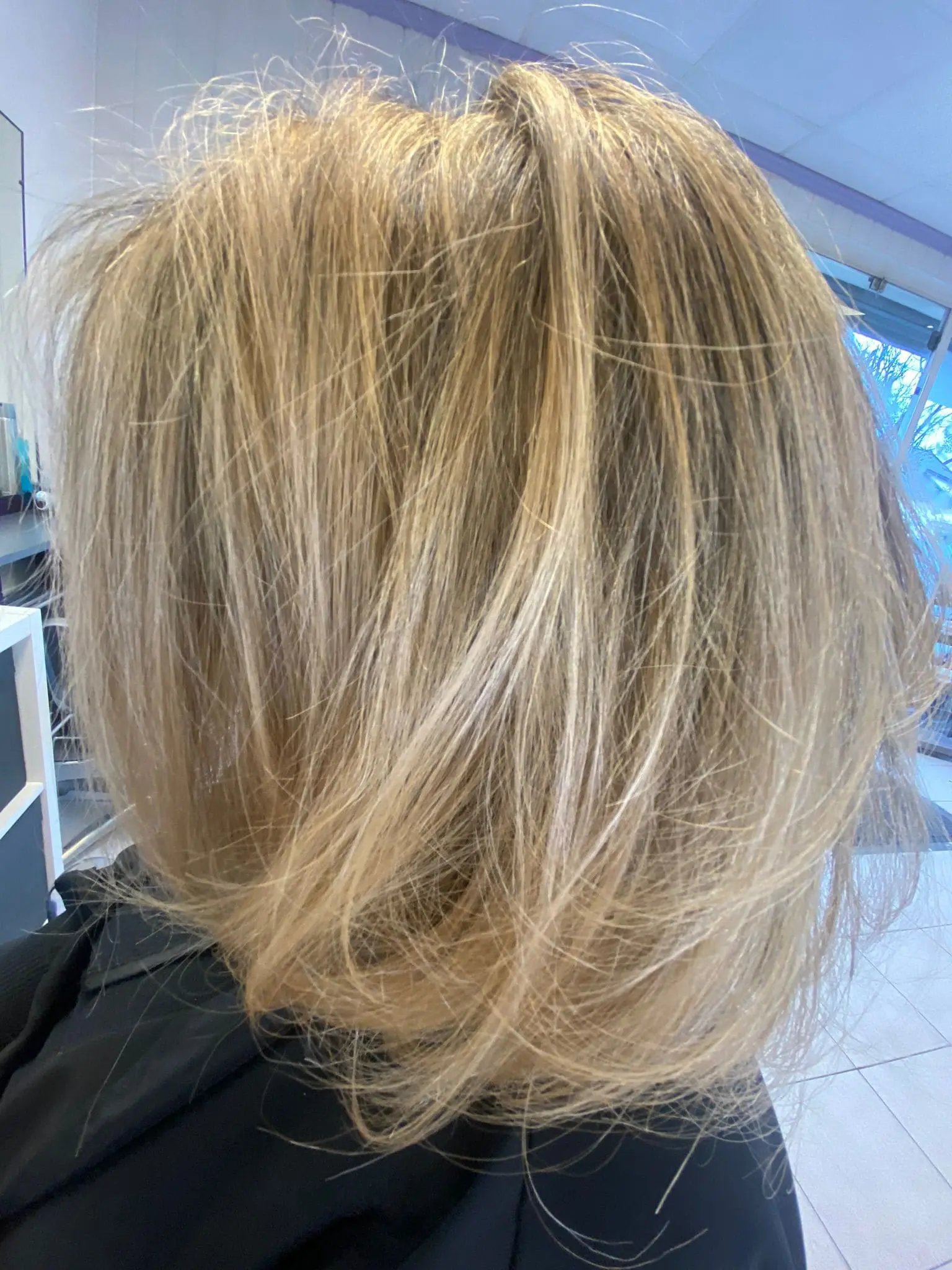 Carré dégradé blond doré – brushing professionnel à Savigny-sur-Orge