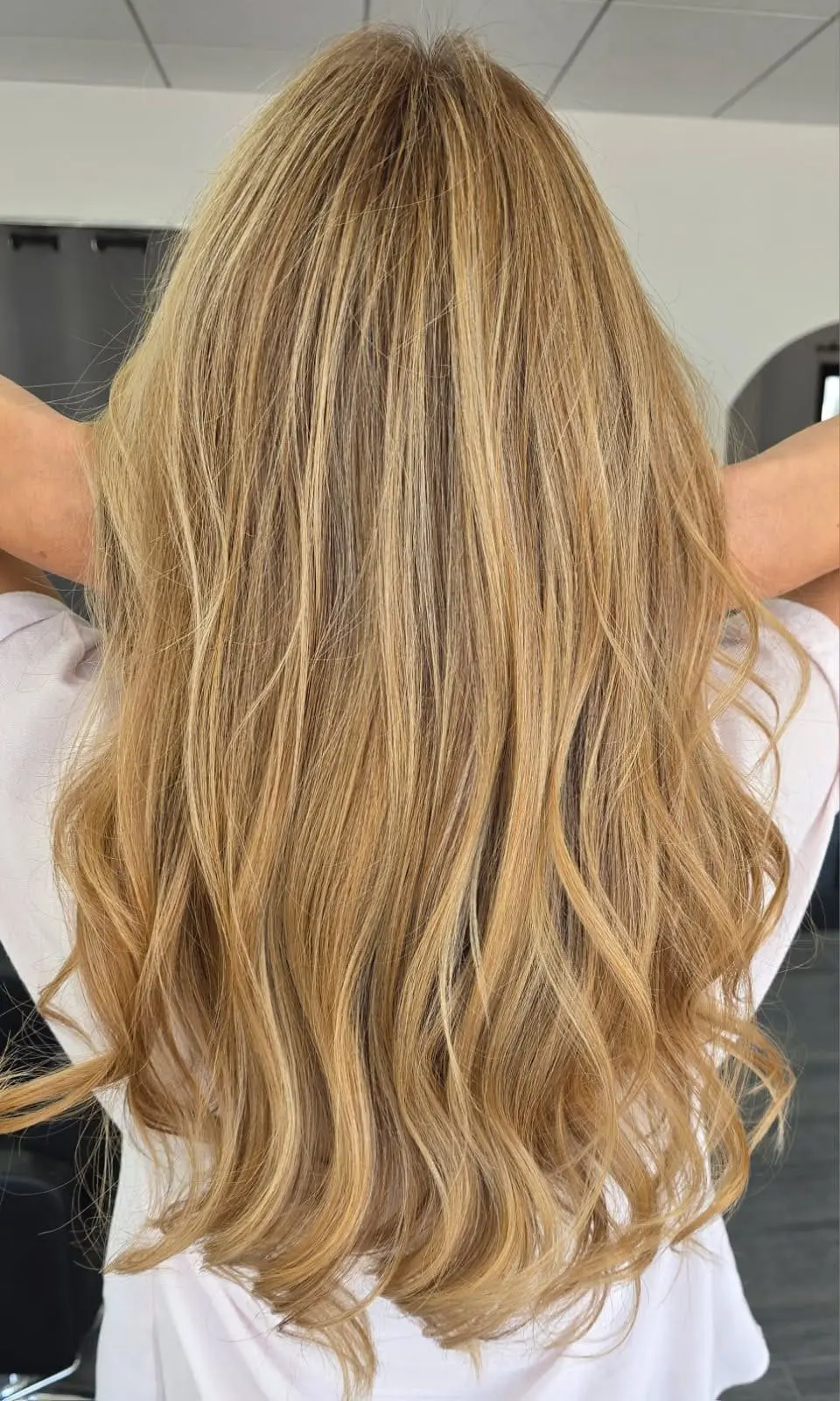 Coloration blond doré sur cheveux longs – effet lumineux à Savigny-sur-Orge