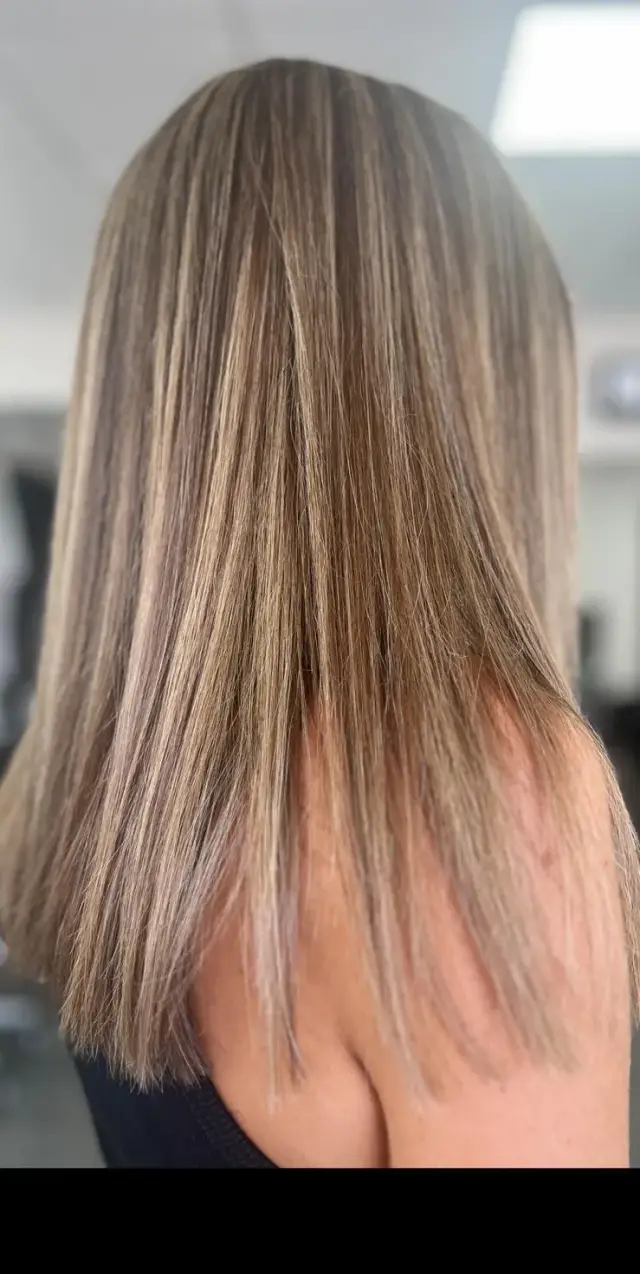 Balayage blond cendré sur cheveux lisses – Atelier Coiffure Savigny-sur-Orge