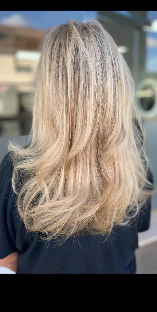 Blond lumineux sur cheveux longs dégradés – salon de coiffure à Savigny-sur-Orge