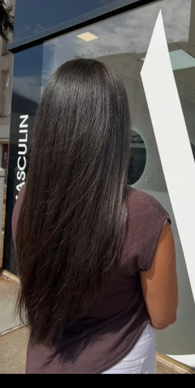 Cheveux longs bruns lissés et brillants – salon de coiffure à Savigny-sur-Orge