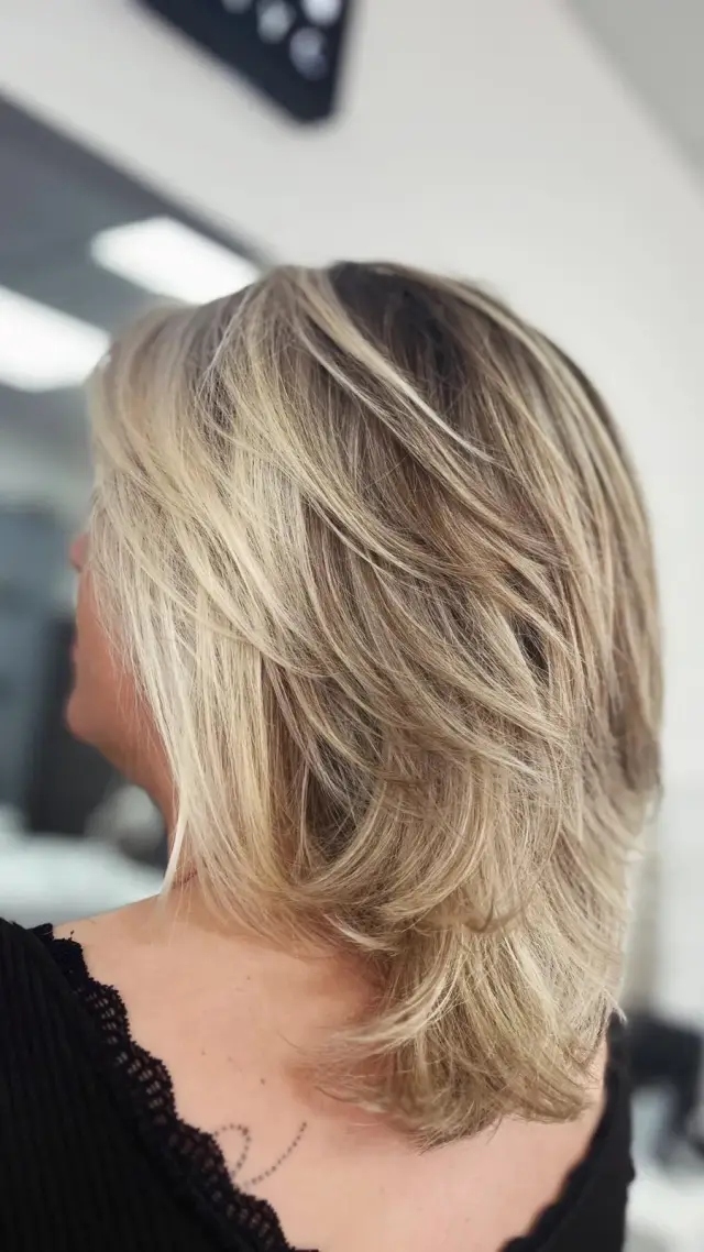 Coupe dégradée effilée sur blond lumineux – Atelier Coiffure Savigny-sur-Orge