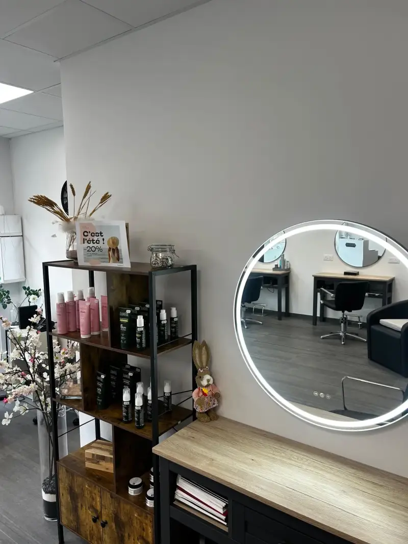 Salon Gabriel Péri : poste de coiffage et miroir lumineux